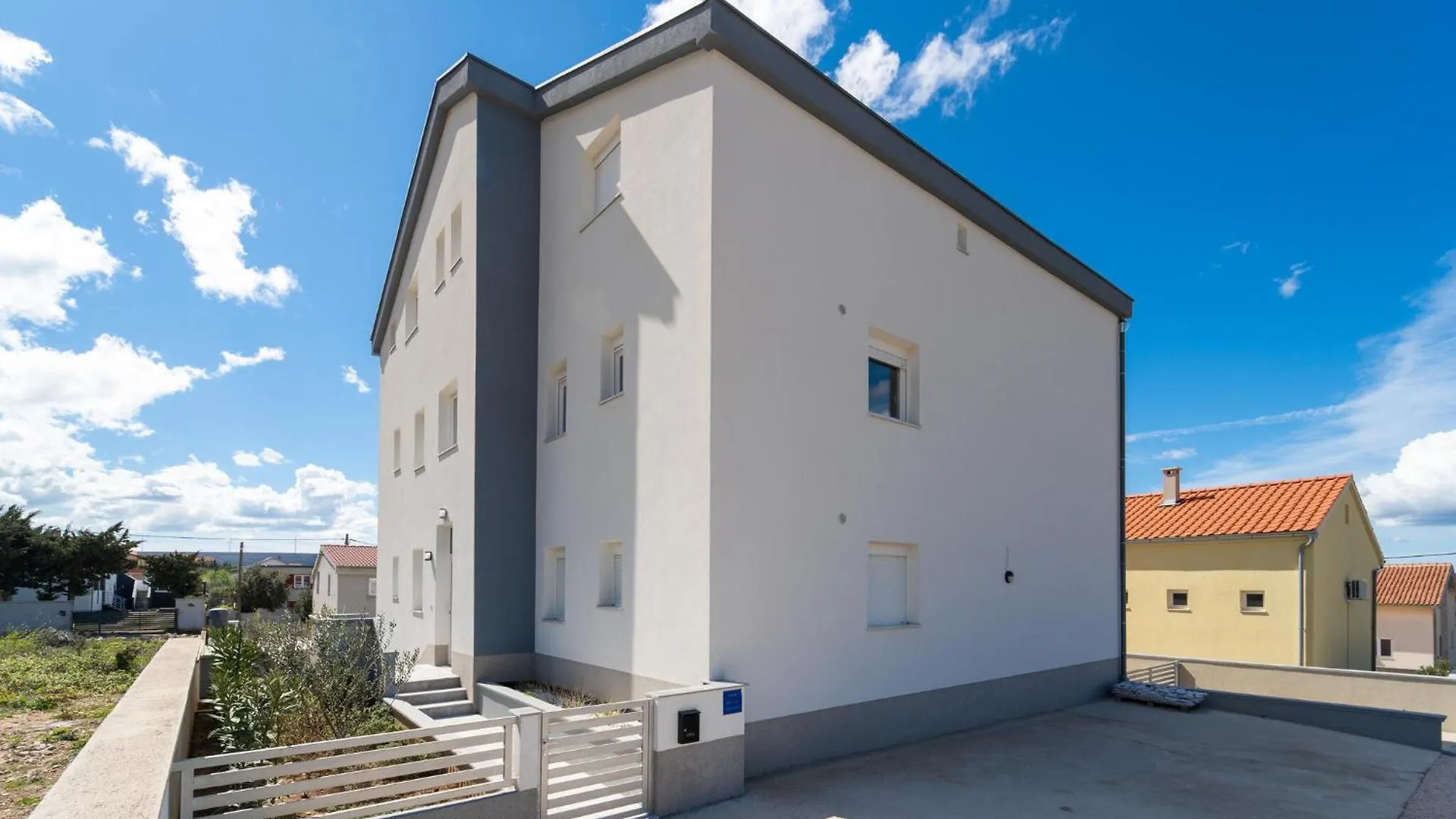 1 Bedroom Beautiful Apartment In Gornji Karin 0*,  Kroatien