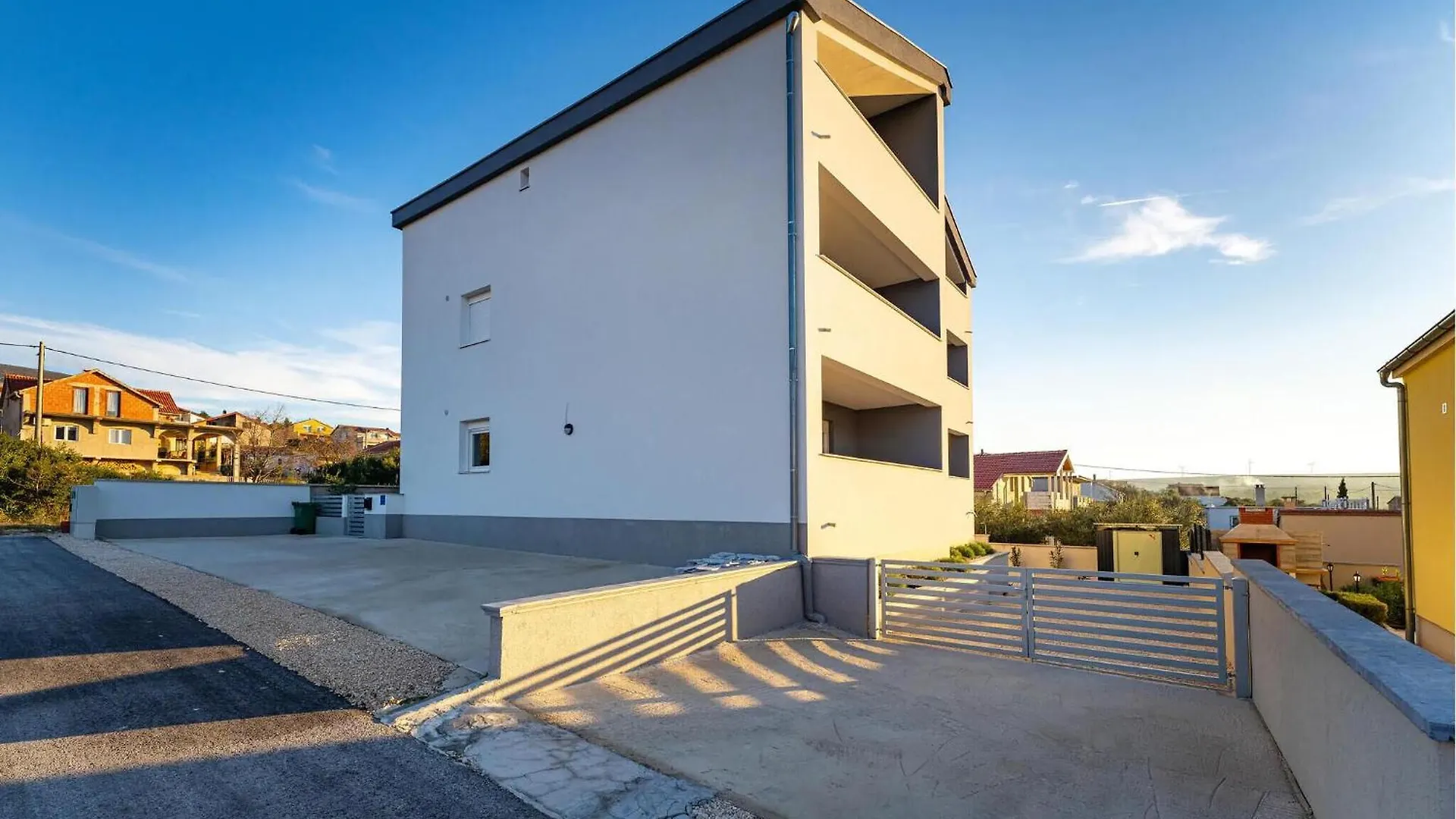 1 Bedroom Beautiful Apartment In Gornji Karin 0*,